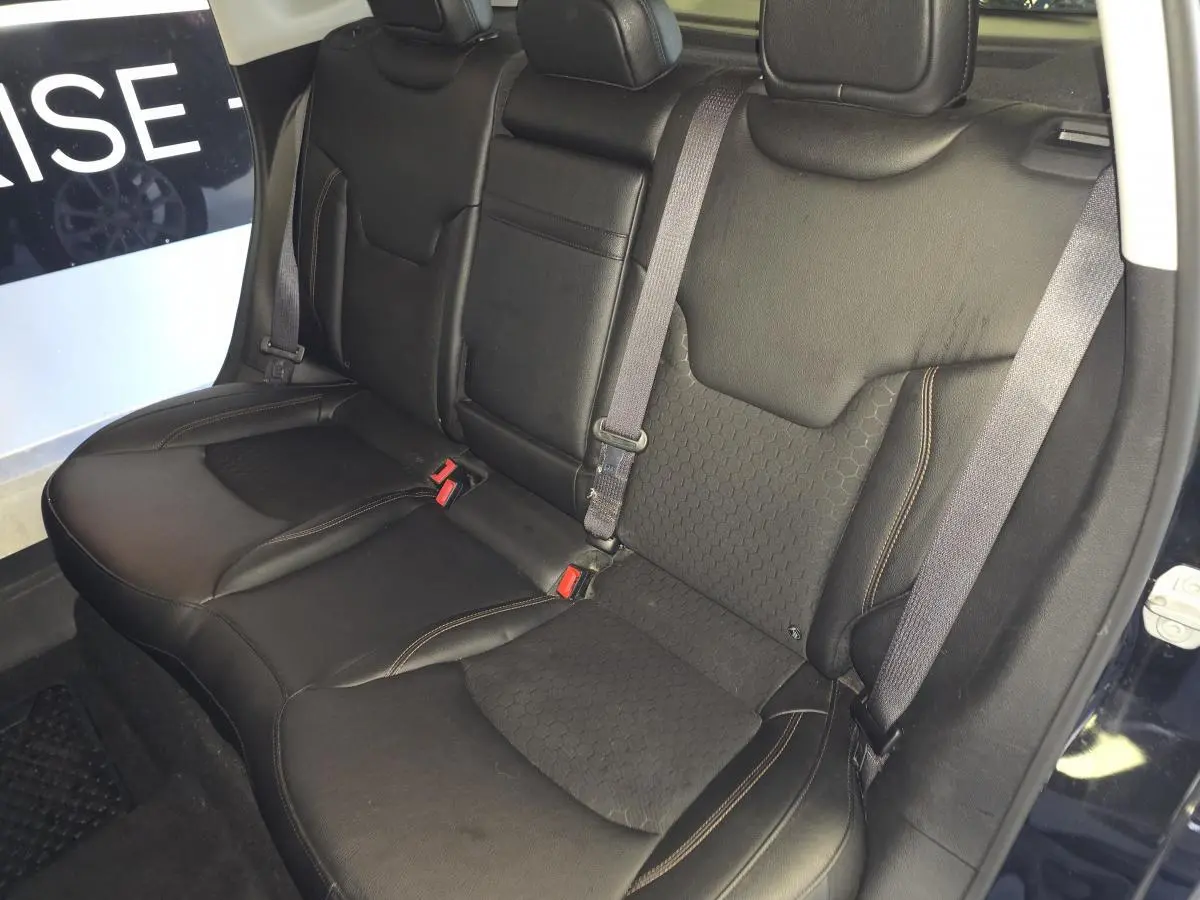 Vue intérieure sur la banquette arrière en simili cuir noir du Jeep Compass 2021, avec ceintures et appuie-têtes visibles.