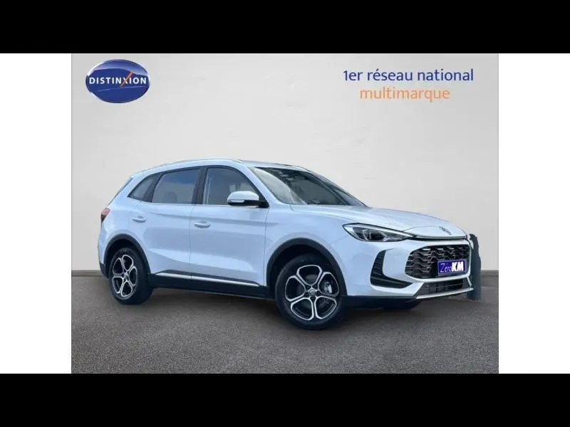 Vue 3/4 avant droite du SUV blanc MG ZS Hybrid+ 197ch Comfort avec jantes alu et calandre distinctive.