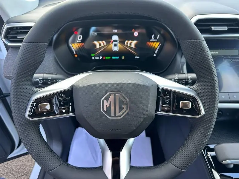 Vue rapprochée du volant cuir multifonction noir du MG ZS Hybrid+ 2025 avec tableau de bord numérique lumineux.