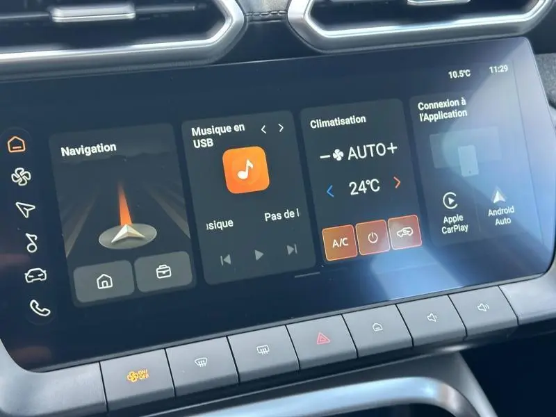 Écran tactile central du tableau de bord du MG ZS Hybrid+ 2025 affichant navigation, musique et climatisation.