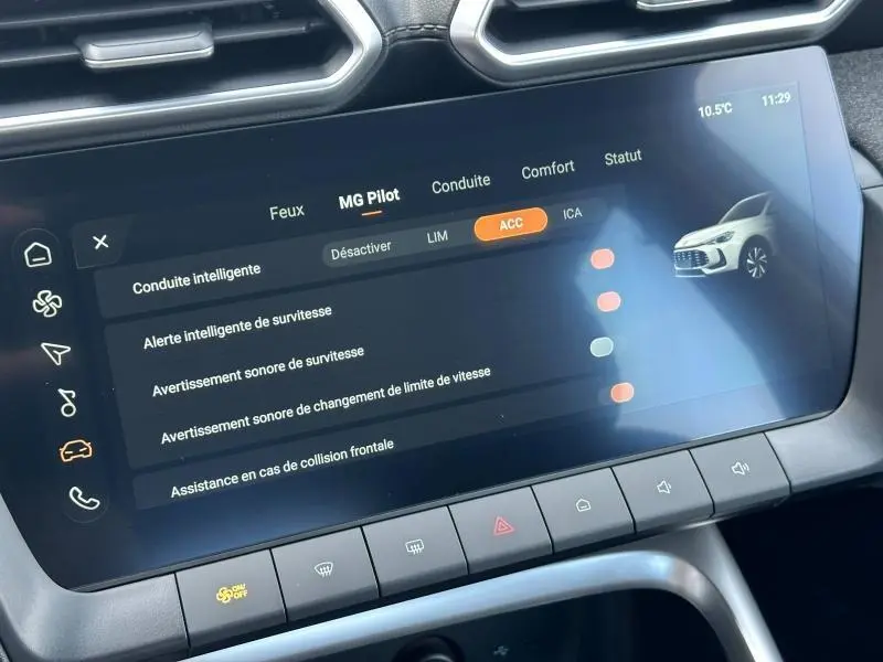 Écran tactile central du MG ZS blanc 2025 affichant les réglages d'assistance à la conduite en mode MG Pilot.