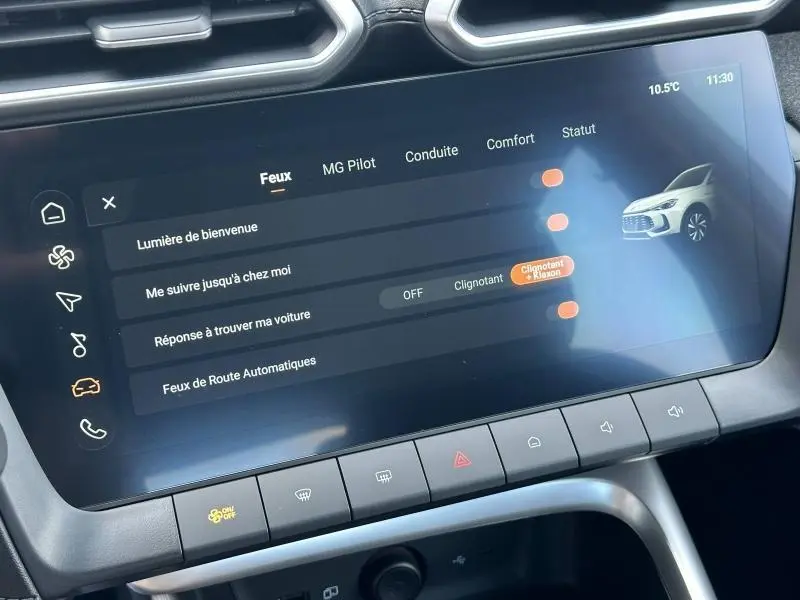 Écran tactile central du MG ZS Hybrid+ 2025 montrant les réglages des feux avec illustration du SUV blanc côté droit.