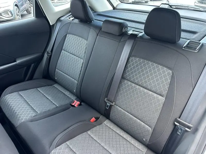 Vue intérieure de la banquette arrière en tissu noir avec motifs géométriques du MG ZS Hybrid+ 2025.