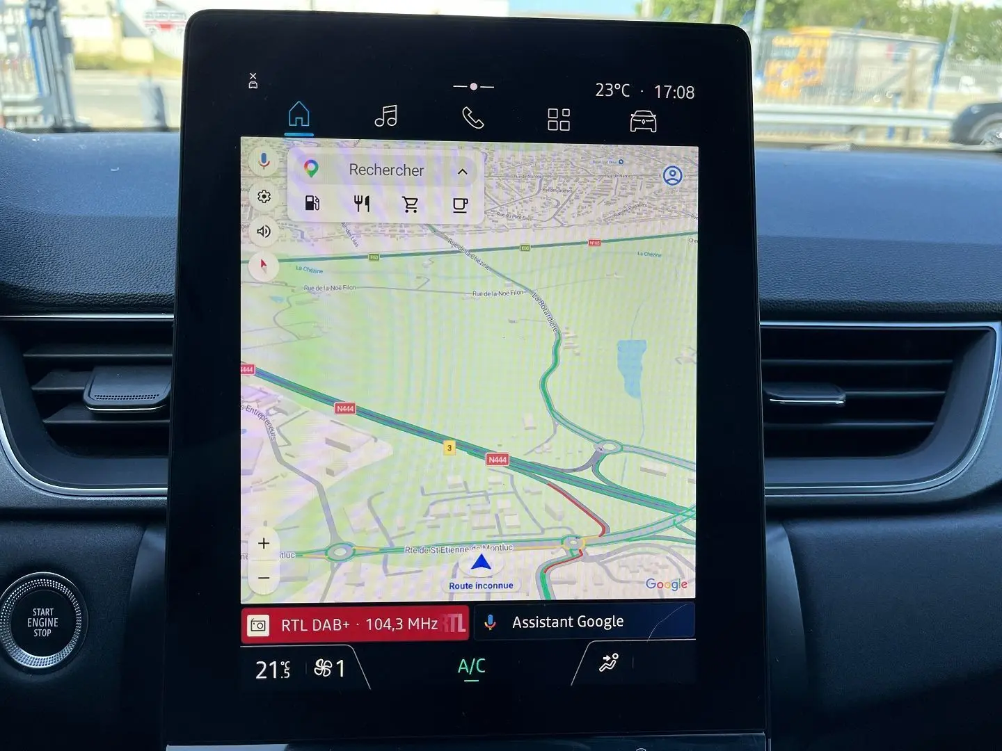 Vue intérieure centrée sur l'écran tactile du tableau de bord du Renault Captur 2025 gris Rafale, affichant la navigation GPS.