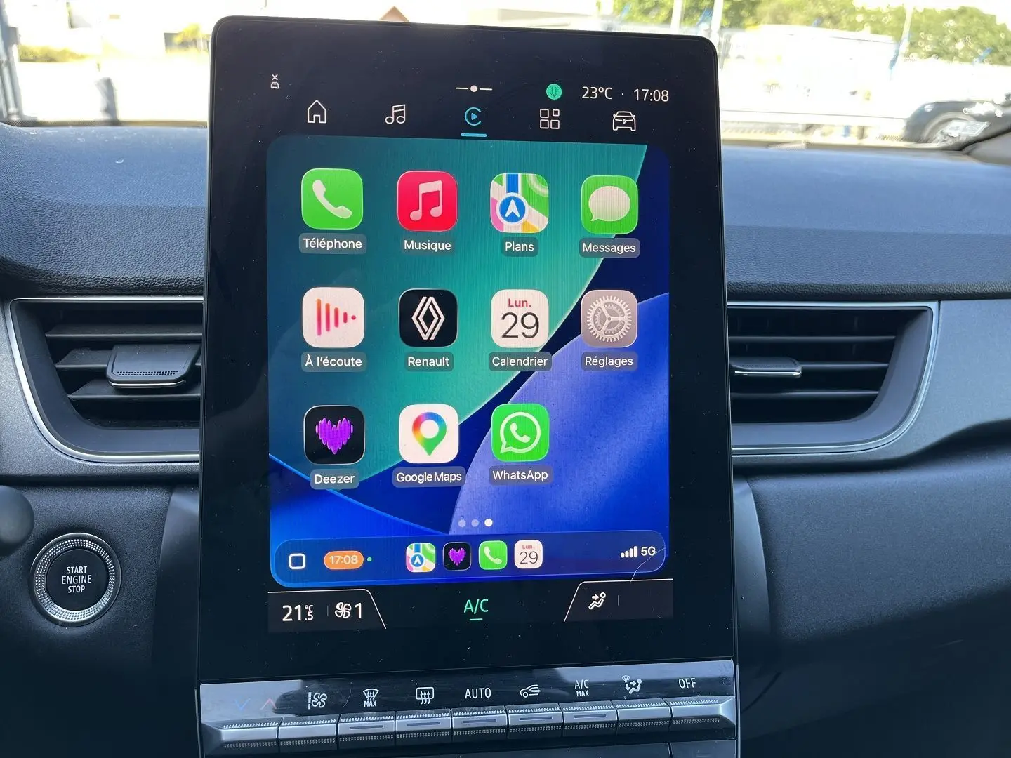 Vue rapprochée de l’écran tactile central du tableau de bord du Renault Captur 2025 avec interface connectée.