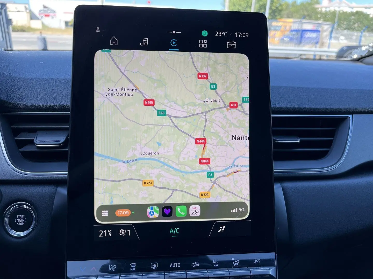 Vue rapprochée de l’écran tactile central du Renault Captur 2025 affichant la navigation GPS et les commandes climatiques.