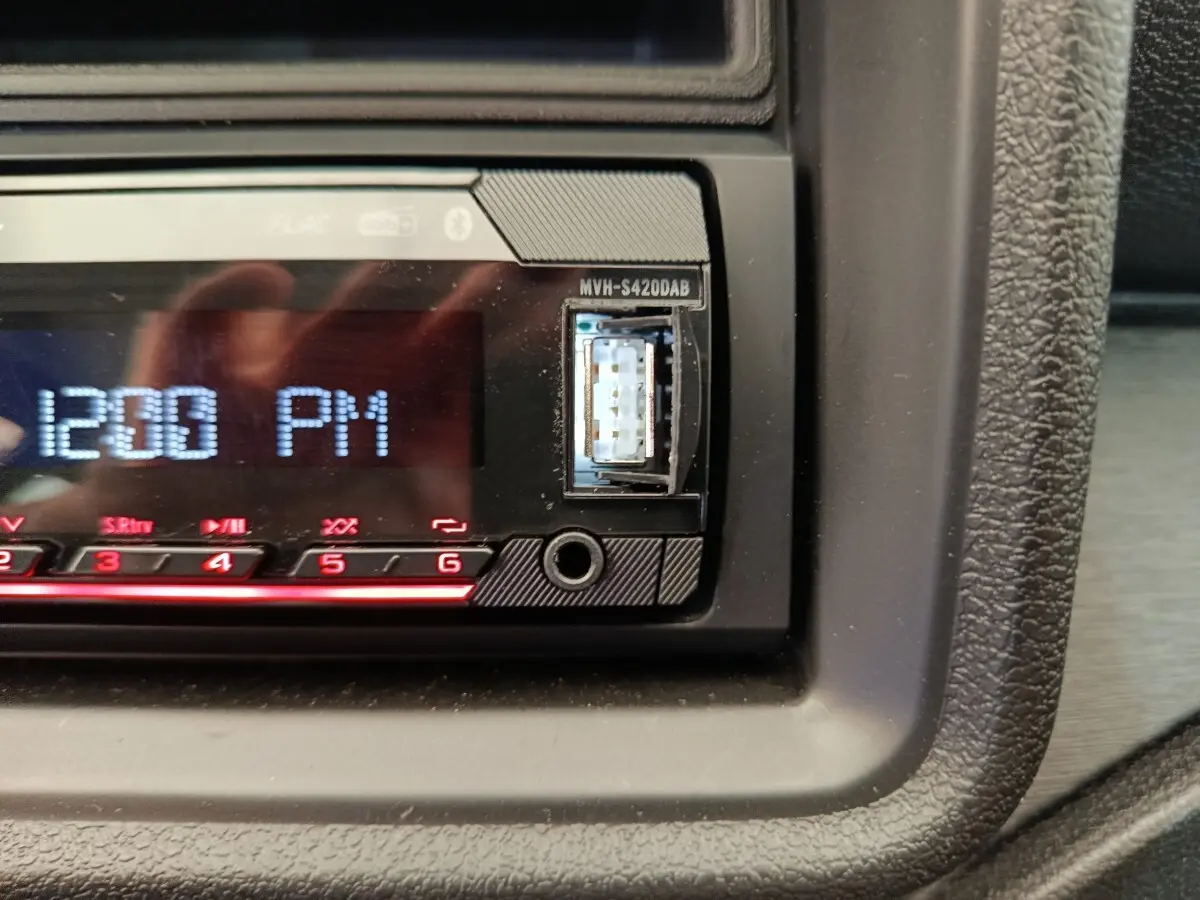 Gros plan sur la radio avec affichage digital et port USB de l'AIXAM AMBITION 0.5 CITY CROSSLINE PACK 2026.