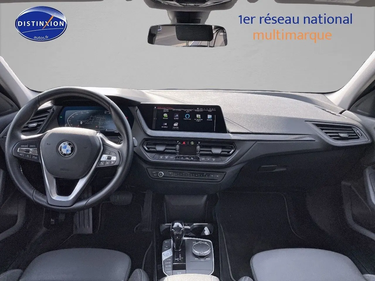 Vue intérieure avant du tableau de bord et volant noir d'une BMW Série 1 118i Edition Sport 2021.