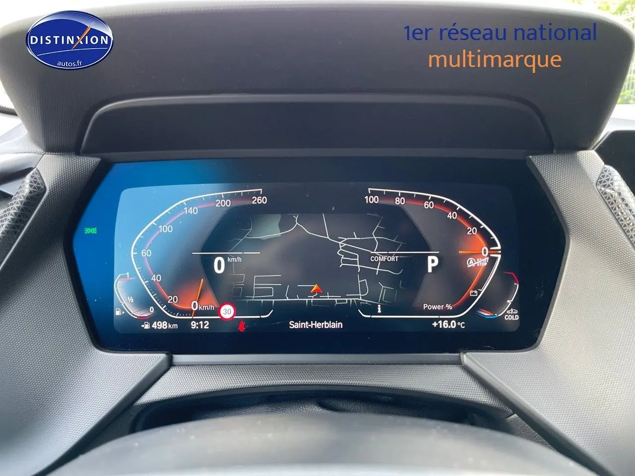 Tableau de bord numérique de BMW Série 1 118i 2021 affichant la navigation et les instruments de conduite en mode confort.