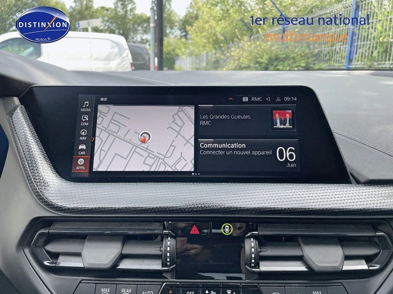 Tableau de bord de BMW Série 1 118i 2021 avec écran central affichant navigation et communication.