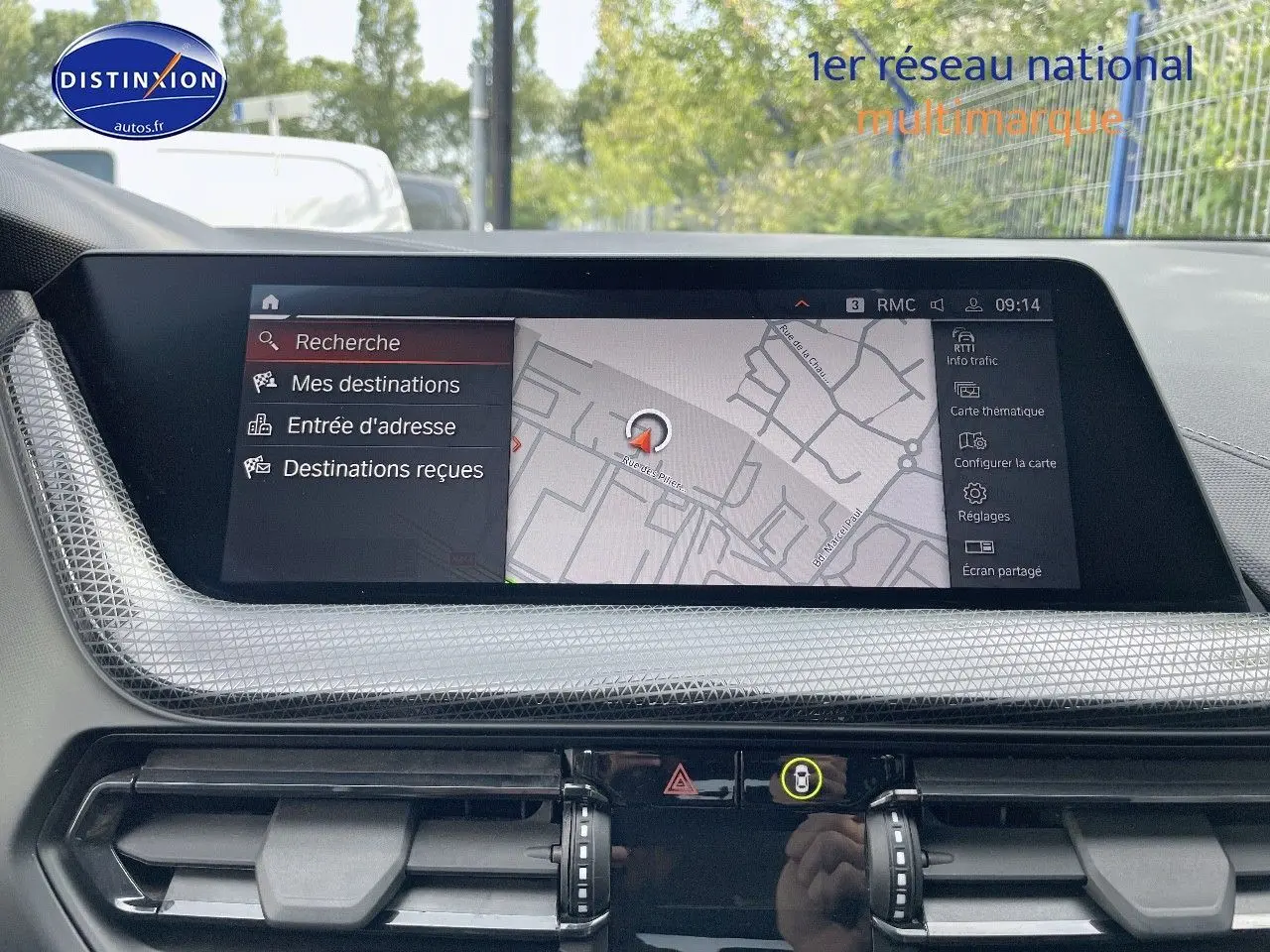 Écran central du tableau de bord de BMW Série 1 118i 2021 affichant le menu de navigation GPS en extérieur.