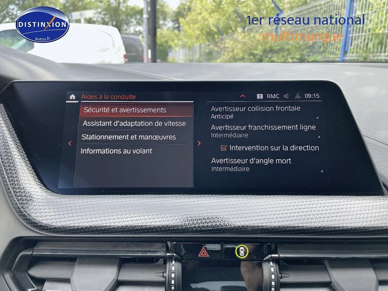 Écran central de la BMW Série 1 118i 2021 montrant les aides à la conduite et alertes de sécurité.