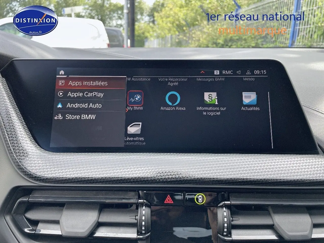 Écran central tactile de BMW Série 1 118i 2021 affichant les applications Apple CarPlay et Android Auto.