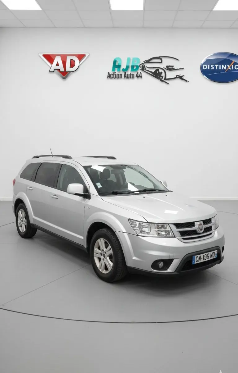 Vue intérieure côté droit sur la deuxième rangée de sièges noirs en tissu du Fiat Freemont gris 7 places.