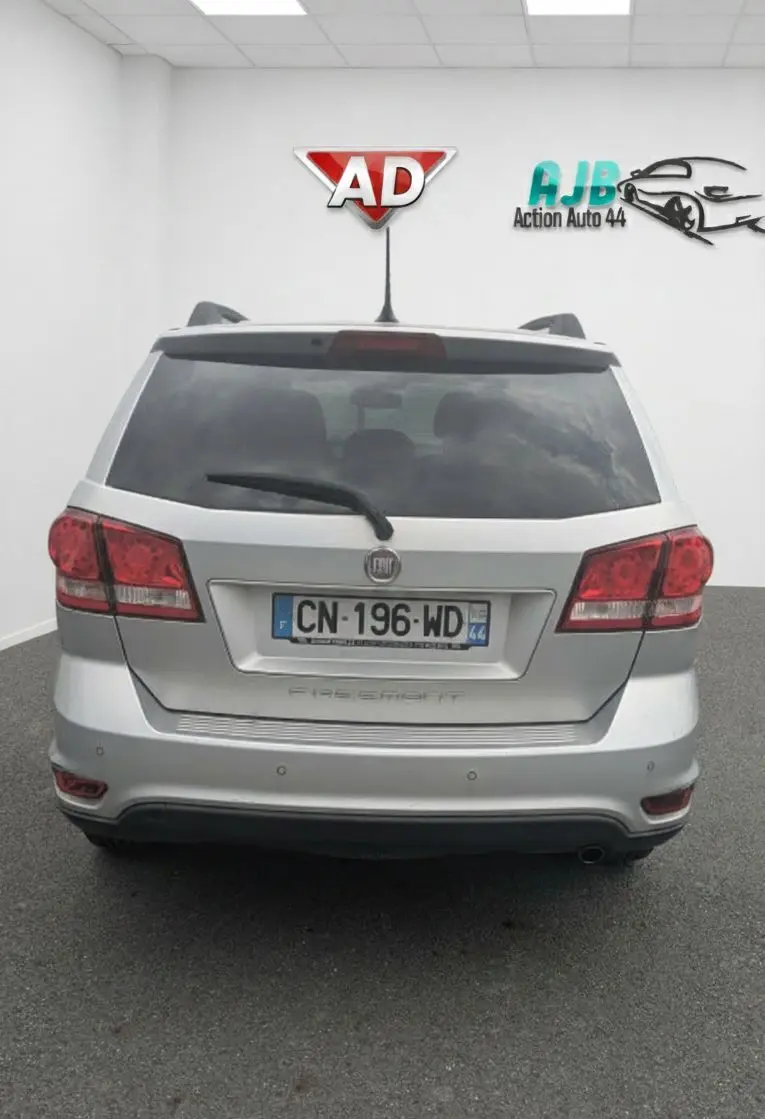 Écran multifonction intérieur montrant l'aide au stationnement du Fiat Freemont gris, vue rapprochée du tableau de bord.