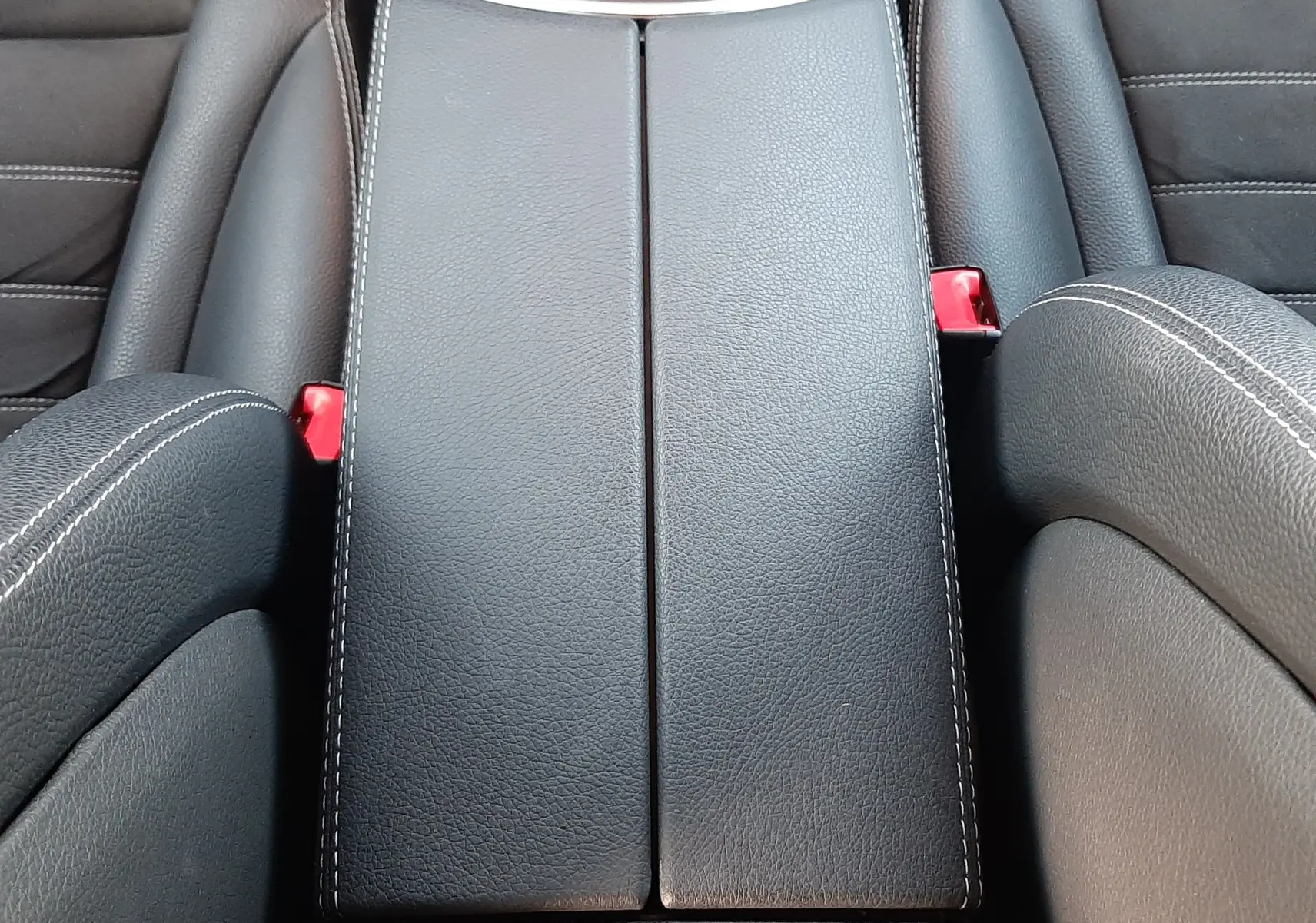 Vue rapprochée de la console centrale en cuir noir avec surpiqûres blanches du Mercedes GLC Coupé 2019.