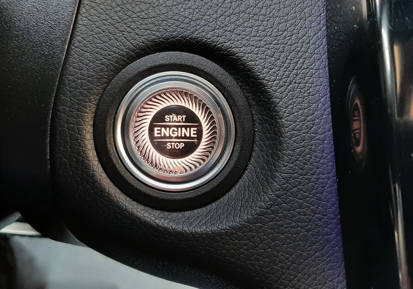 Bouton start/stop moteur en gros plan sur tableau de bord noir du Mercedes GLC Coupé 300 4MATIC AMG Line 2019.