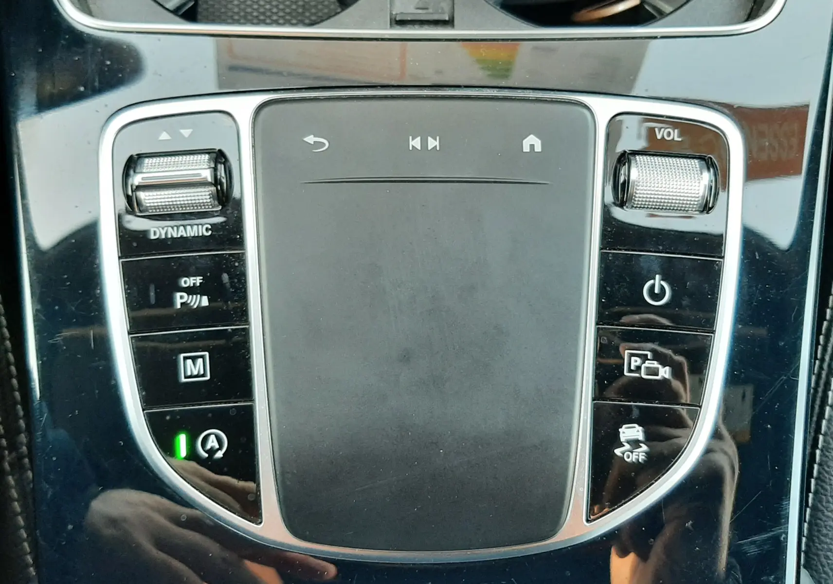 Vue rapprochée de la console centrale noire brillante du Mercedes GLC Coupé 300 AMG Line avec commandes tactiles et molettes.