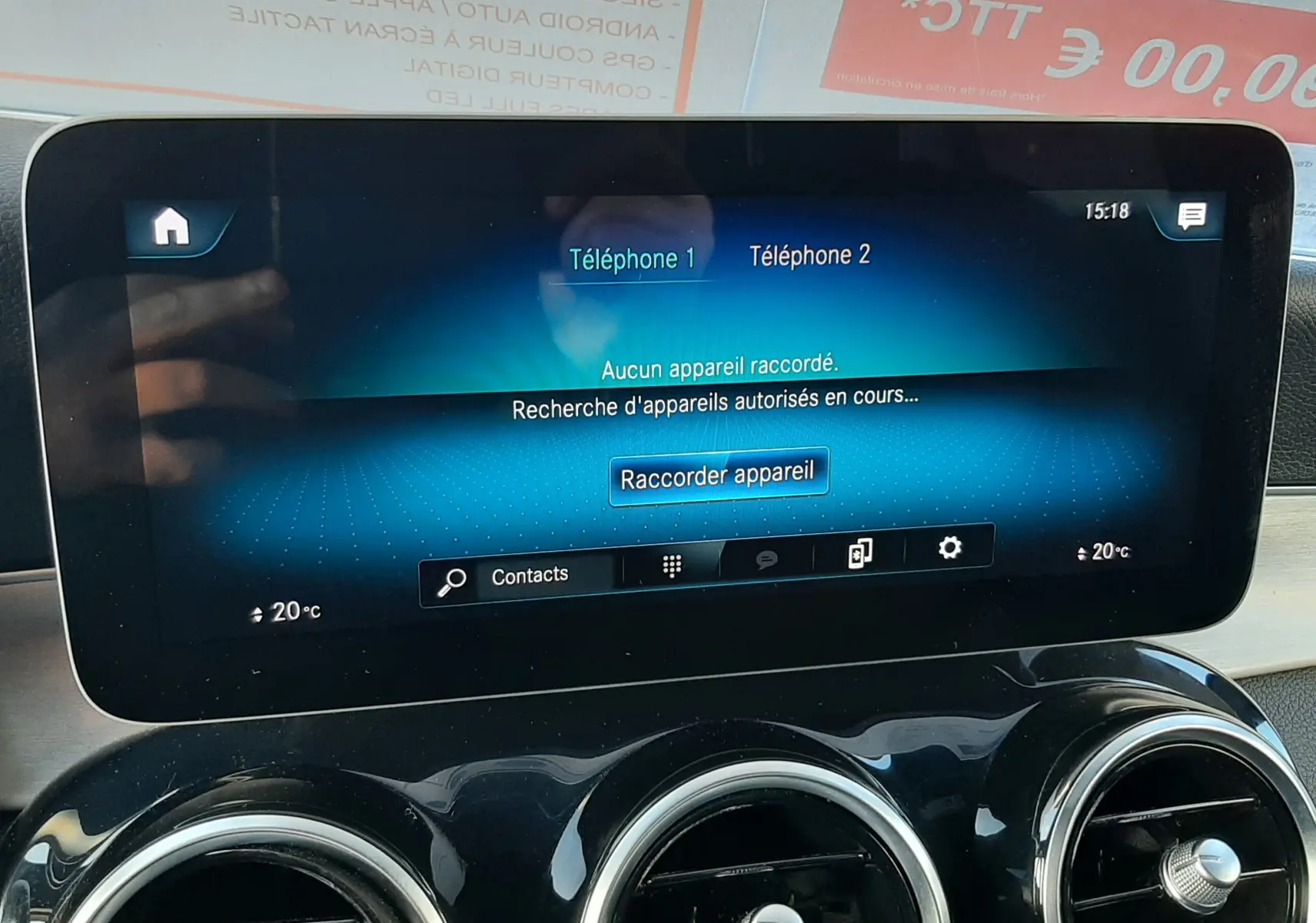 Écran tactile central du Mercedes GLC Coupé blanc 2019 affichant la connexion Bluetooth et la température à 20°C.