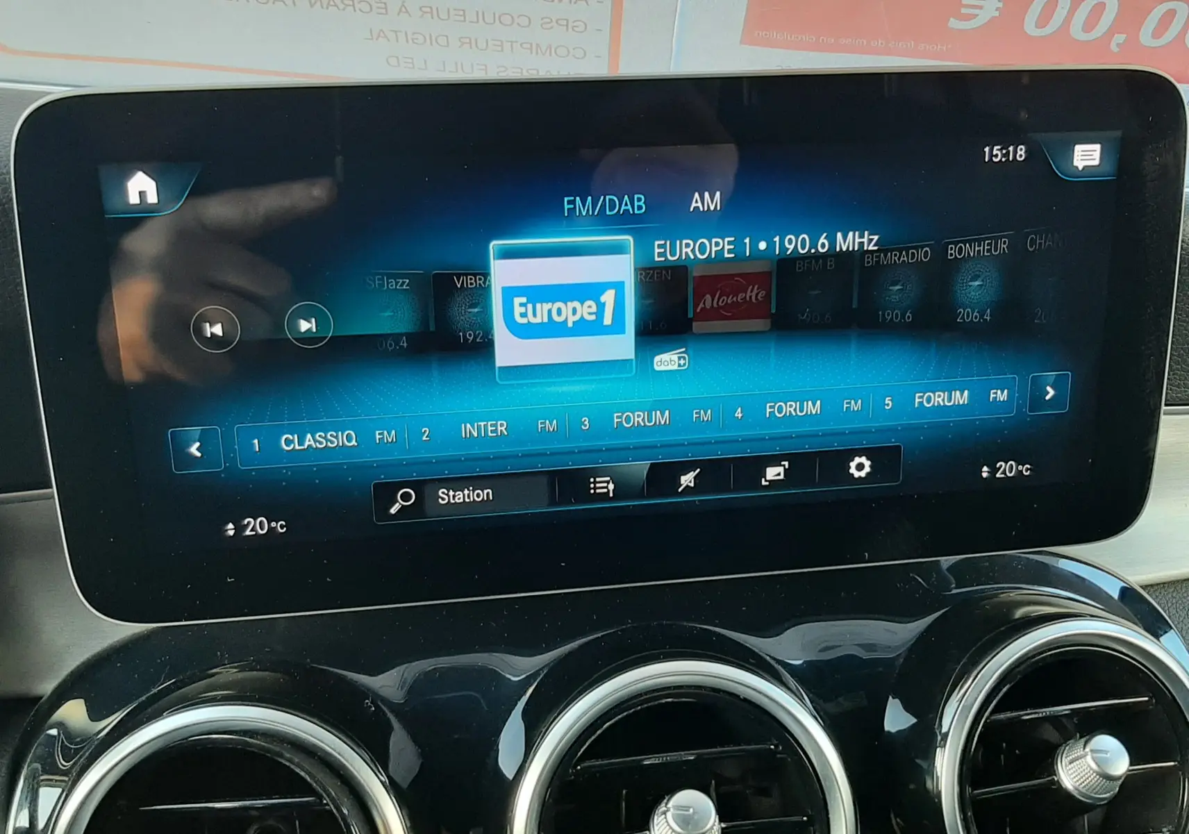 Écran multimédia affichant la radio Europe 1 dans l'habitacle noir d'une Mercedes GLC Coupé 300 4MATIC AMG Line.
