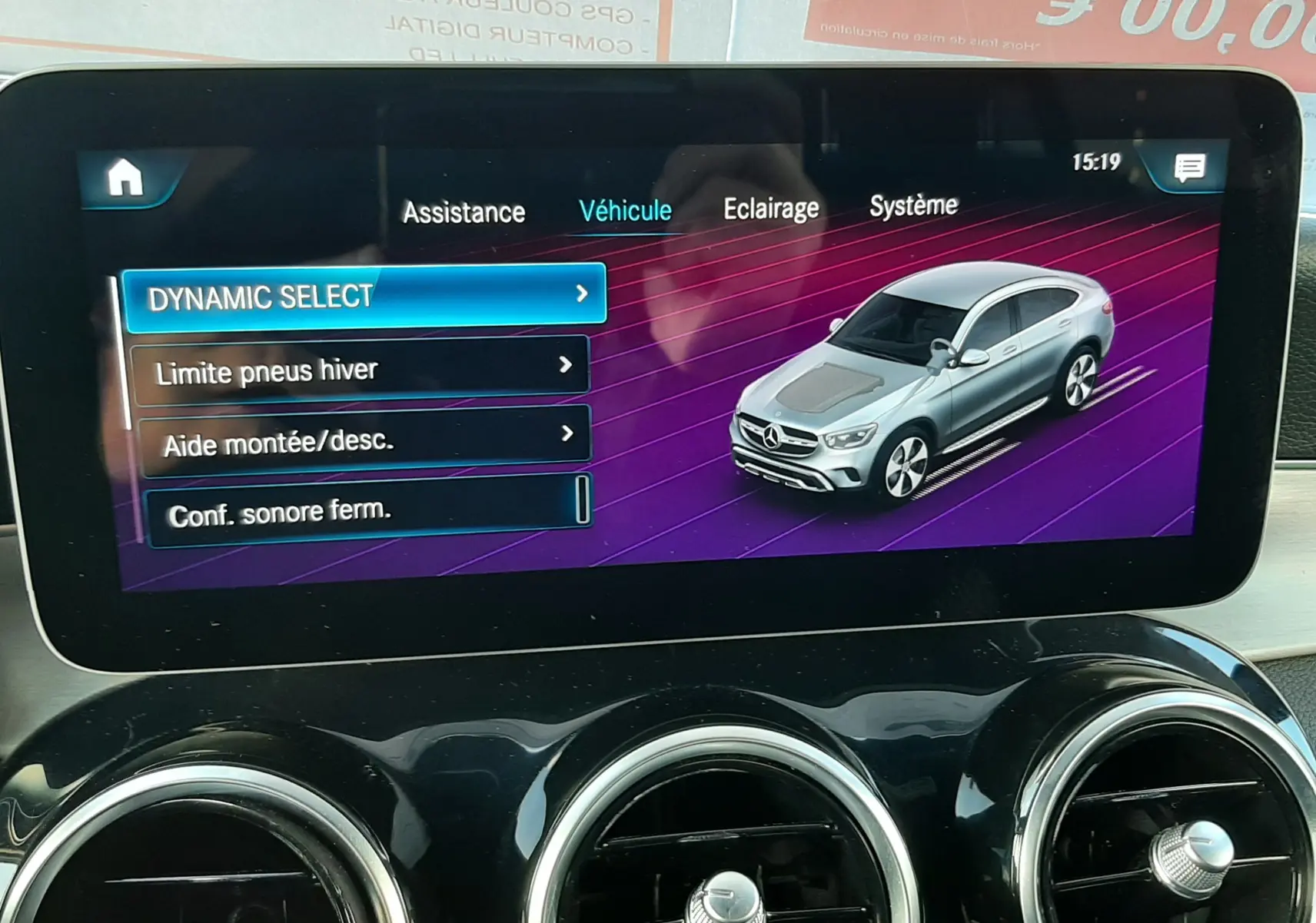 Écran central affichant un menu de réglages avec une illustration 3D grise du Mercedes GLC Coupé vue de trois quarts avant droit.