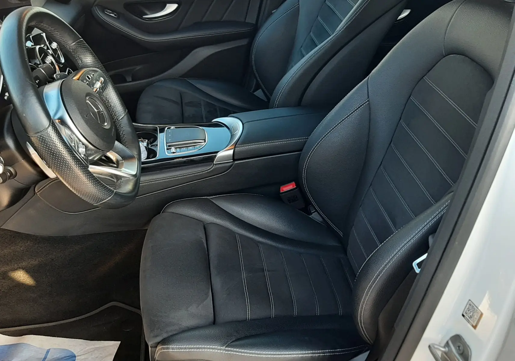 Intérieur noir cuir et alcantara de la Mercedes GLC Coupé 300 4MATIC AMG Line, vue côté conducteur ouverte.
