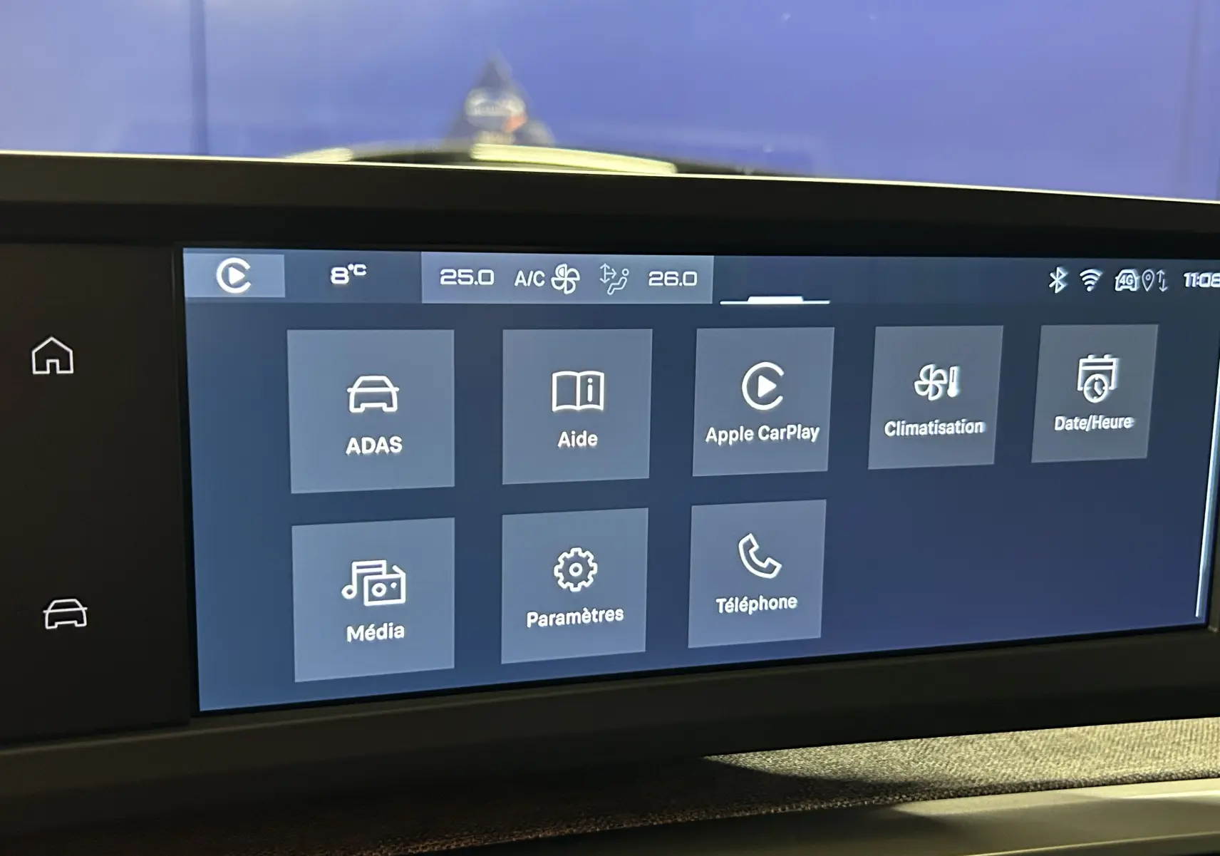 Écran tactile central du Peugeot 3008 noir, affichant les options Apple CarPlay, climatisation et aide, vue de face intérieure.