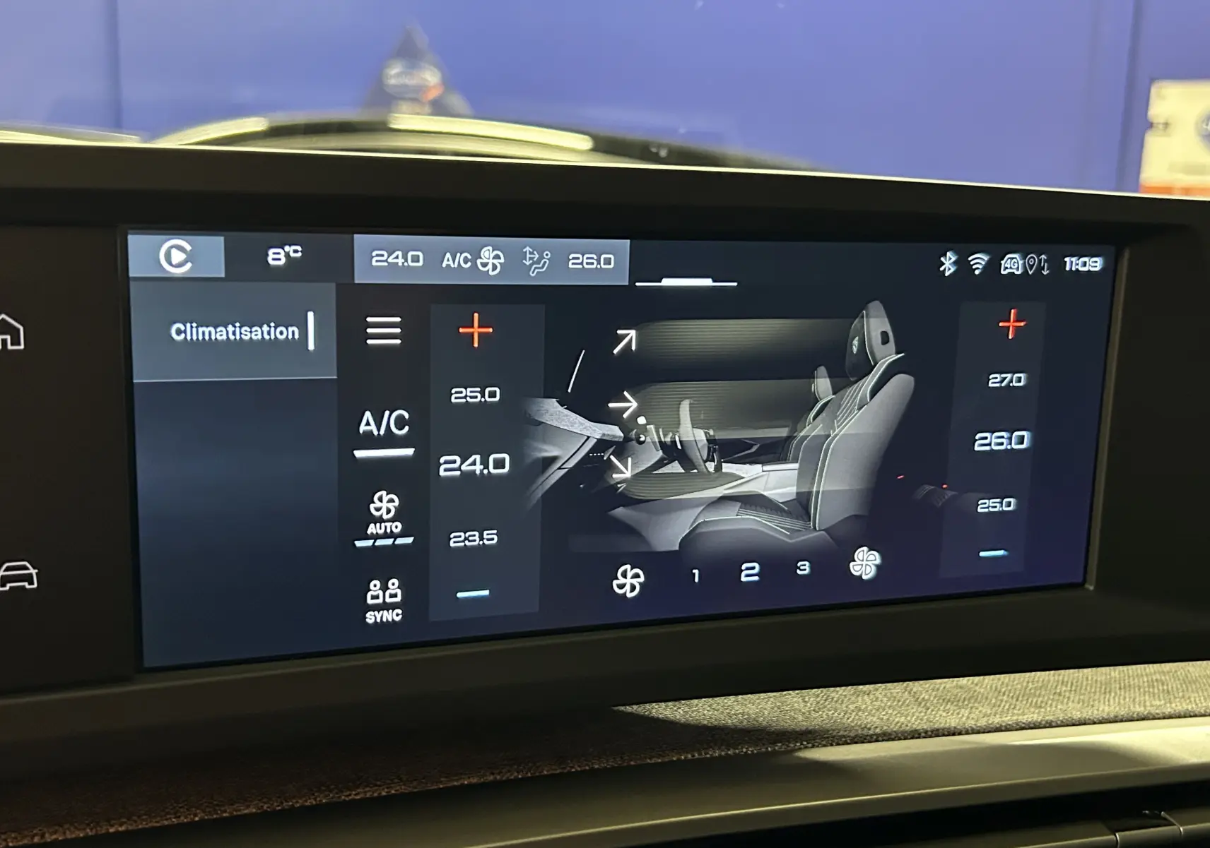 Écran tactile intérieur du Peugeot 3008 hybride 2025 montrant les réglages de climatisation et la ventilation.