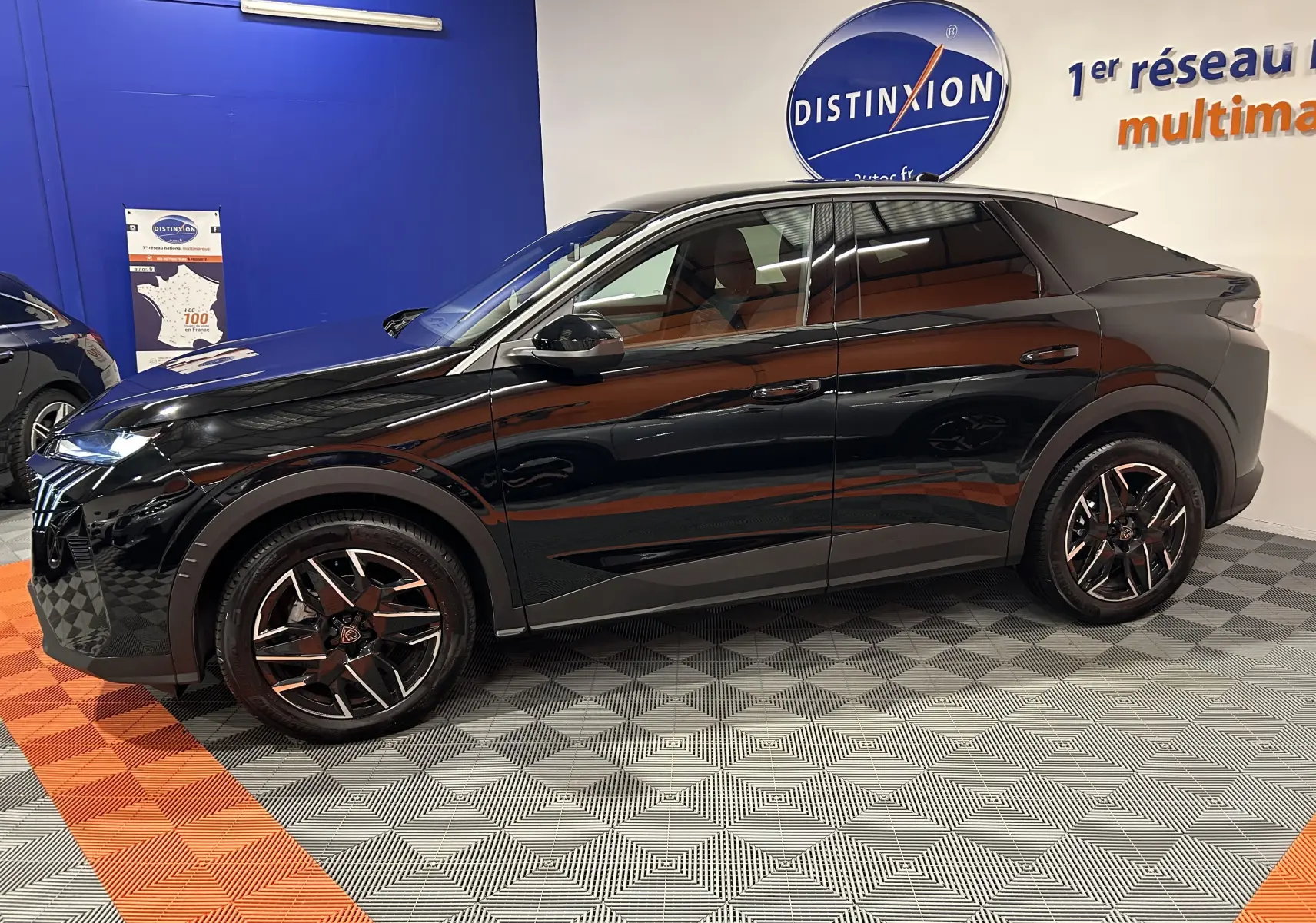 Peugeot 3008 III Hybrid noir vue de profil côté gauche, avec jantes alliage bicolores et toit noir brillant.