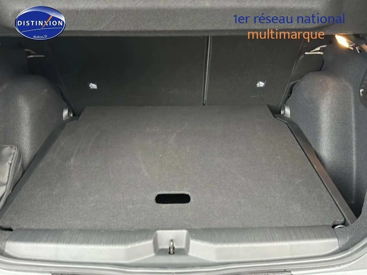 Vue du coffre fermé d'une Citroën C3 Aircross gris 2025, montrant le plancher de coffre mobile et l'espace de rangement.