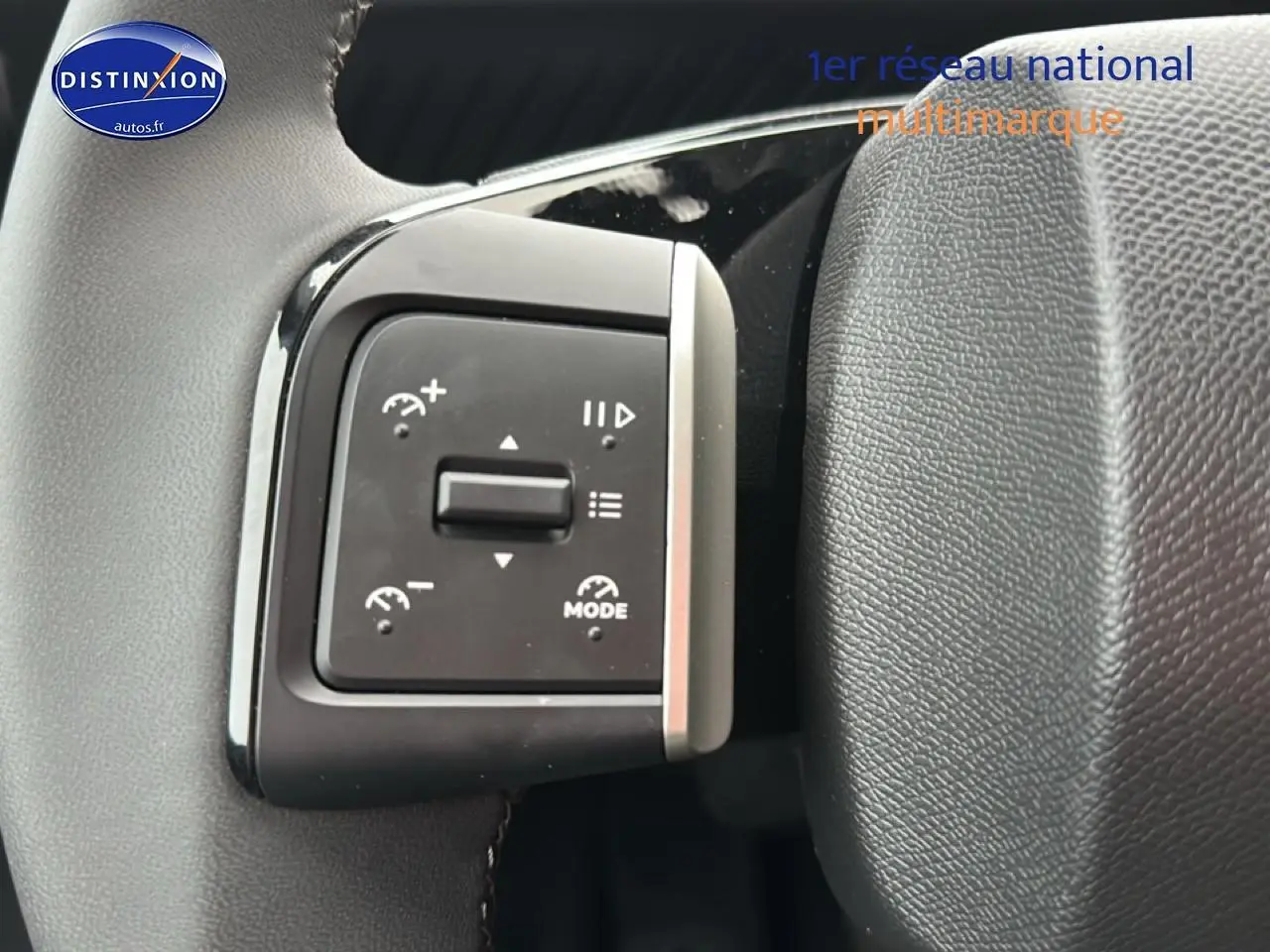 Gros plan sur les commandes multifonctions du volant en cuir noir du Citroën C3 Aircross gris 2025.