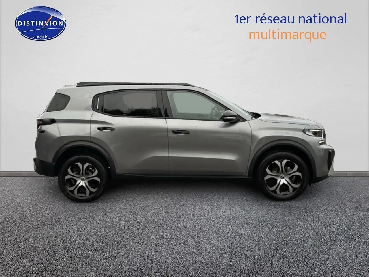 Profil droit d'un Citroën C3 Aircross gris 2025 avec jantes 17 pouces et vitres arrière teintées.