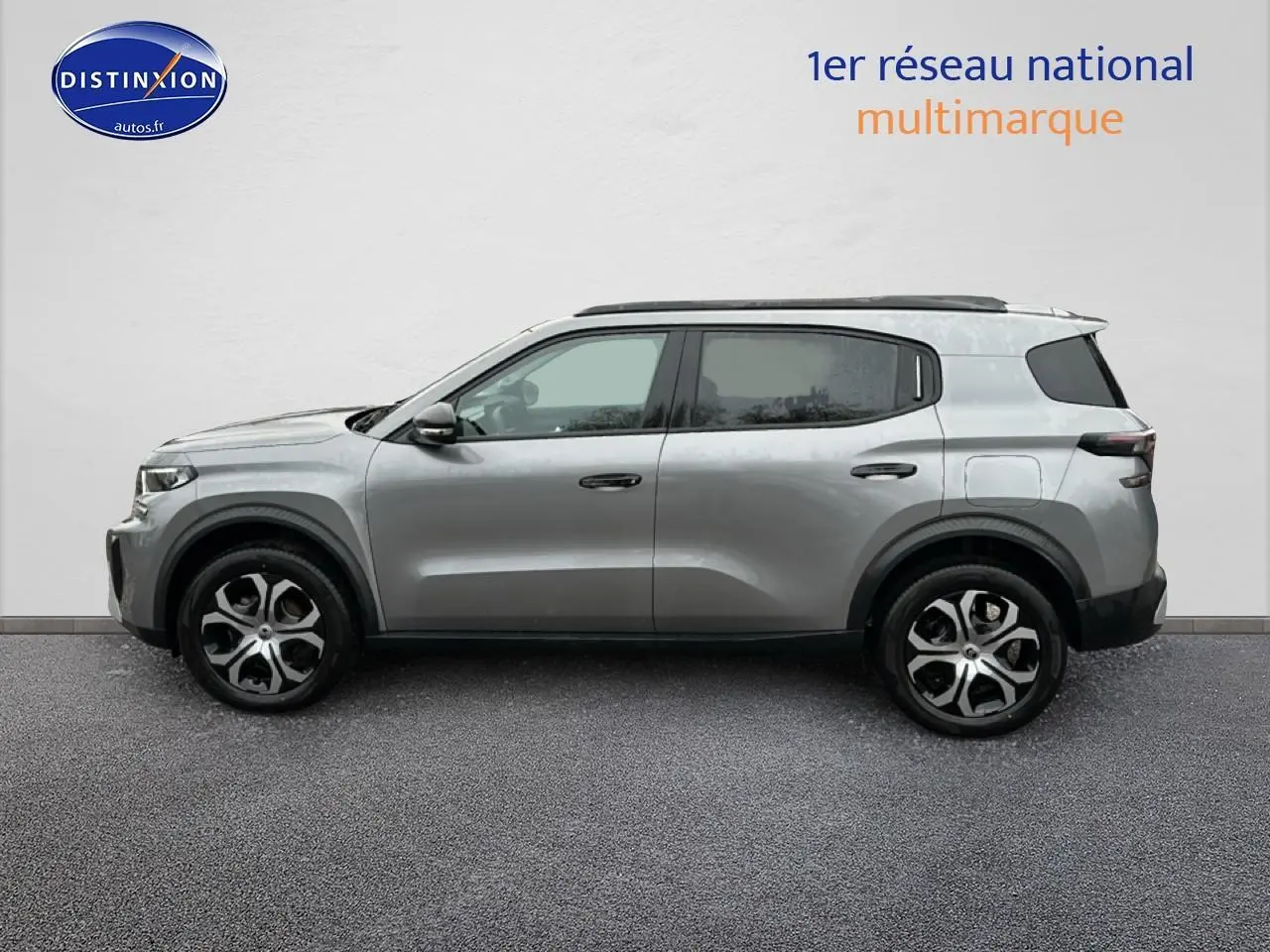 Vue latérale droite d'un Citroën C3 Aircross gris 2025 avec jantes 17 pouces et vitres arrière teintées.