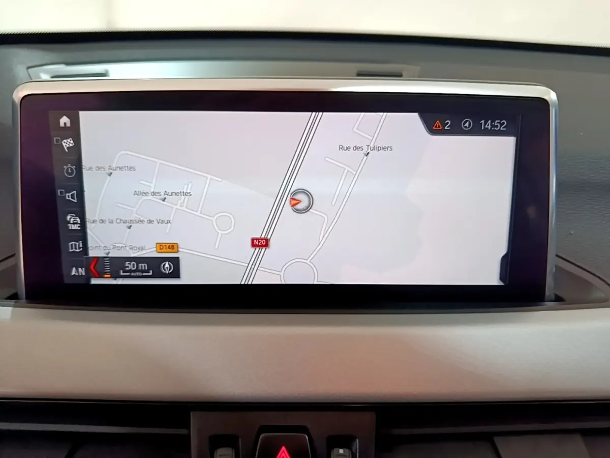 Écran tactile 8,8 pouces du système de navigation BMW X1 sDrive20i, affichage carte en intérieur beige.