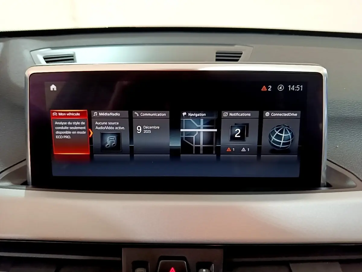 Écran tactile central 8,8 pouces du tableau de bord du BMW X1 sDrive20i Business Design 2020, affichage multimédia et navigation.