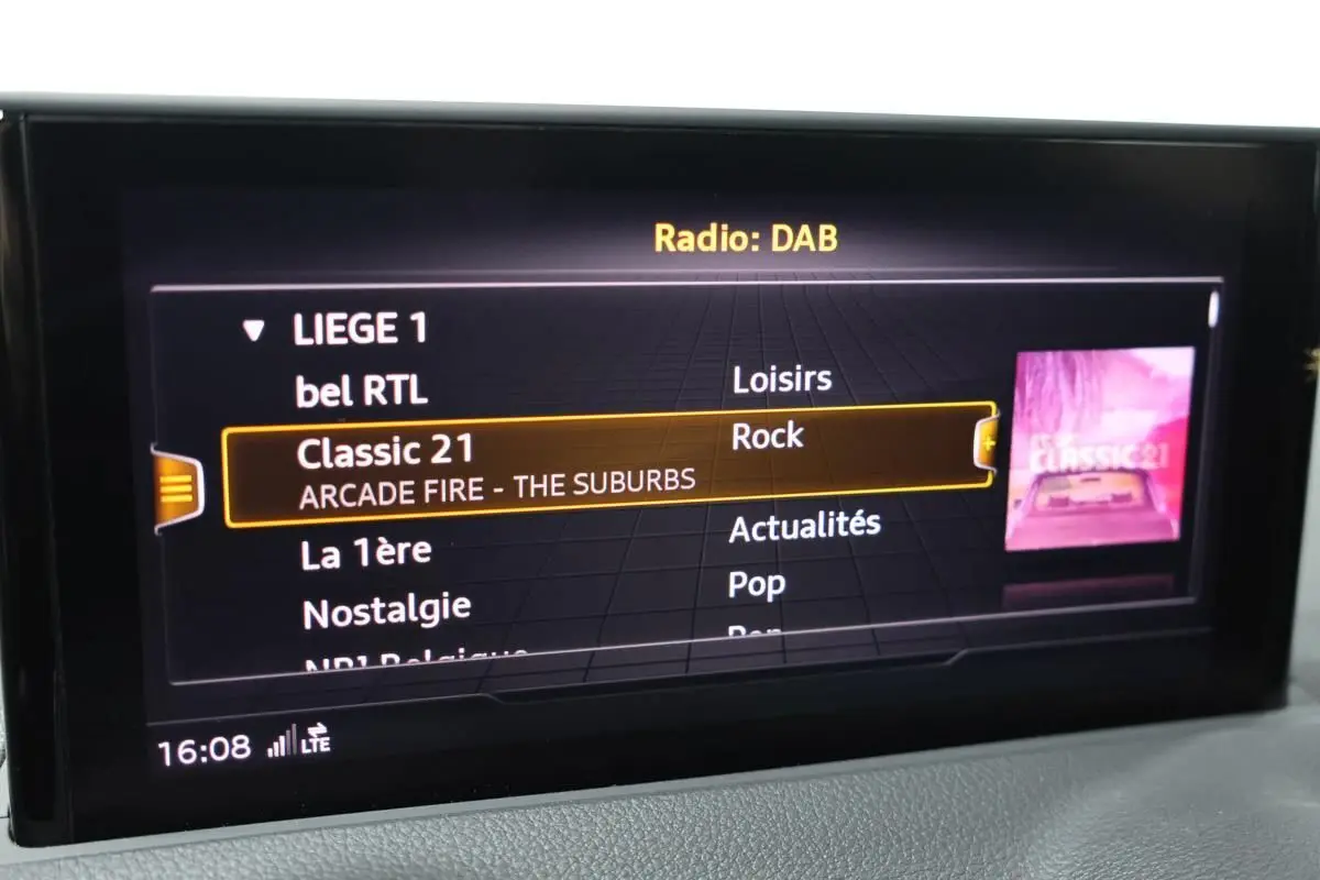 Écran central de l’Audi Q2 TFSI 110 gris, affichant la radio DAB sur la station Classic 21 en mode Rock.