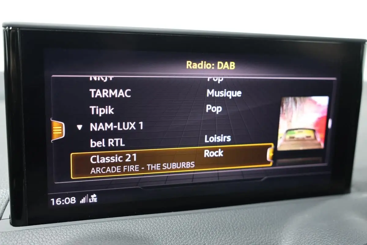 Écran multimédia de l'Audi Q2 TFSI 110 gris, affichant la radio DAB avec sélection sur Classic 21 Rock.