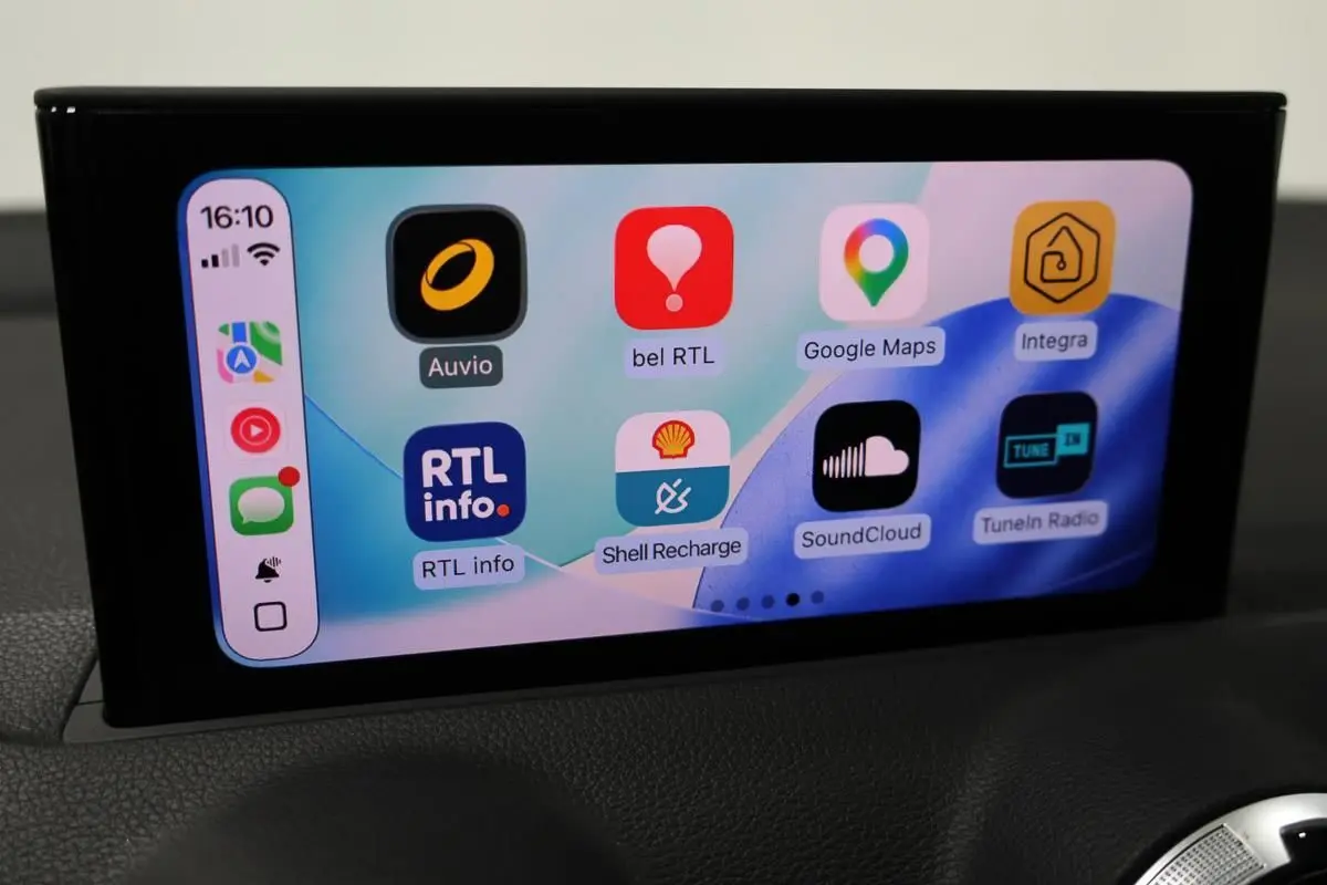 Écran tactile central de l’Audi Q2 TFSI 110 gris, affichant plusieurs applications connectées.