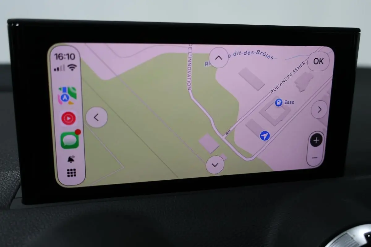 Écran GPS tactile de l’Audi Q2 TFSI 110 gris, affichant une carte avec options de navigation.
