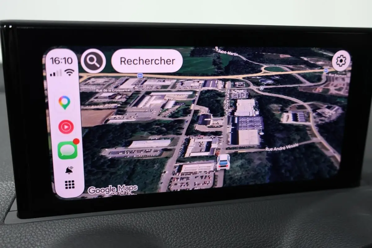 Écran GPS en mode vue satellite dans l’Audi Q2 TFSI 110 gris, affichant une carte détaillée avec navigation active.