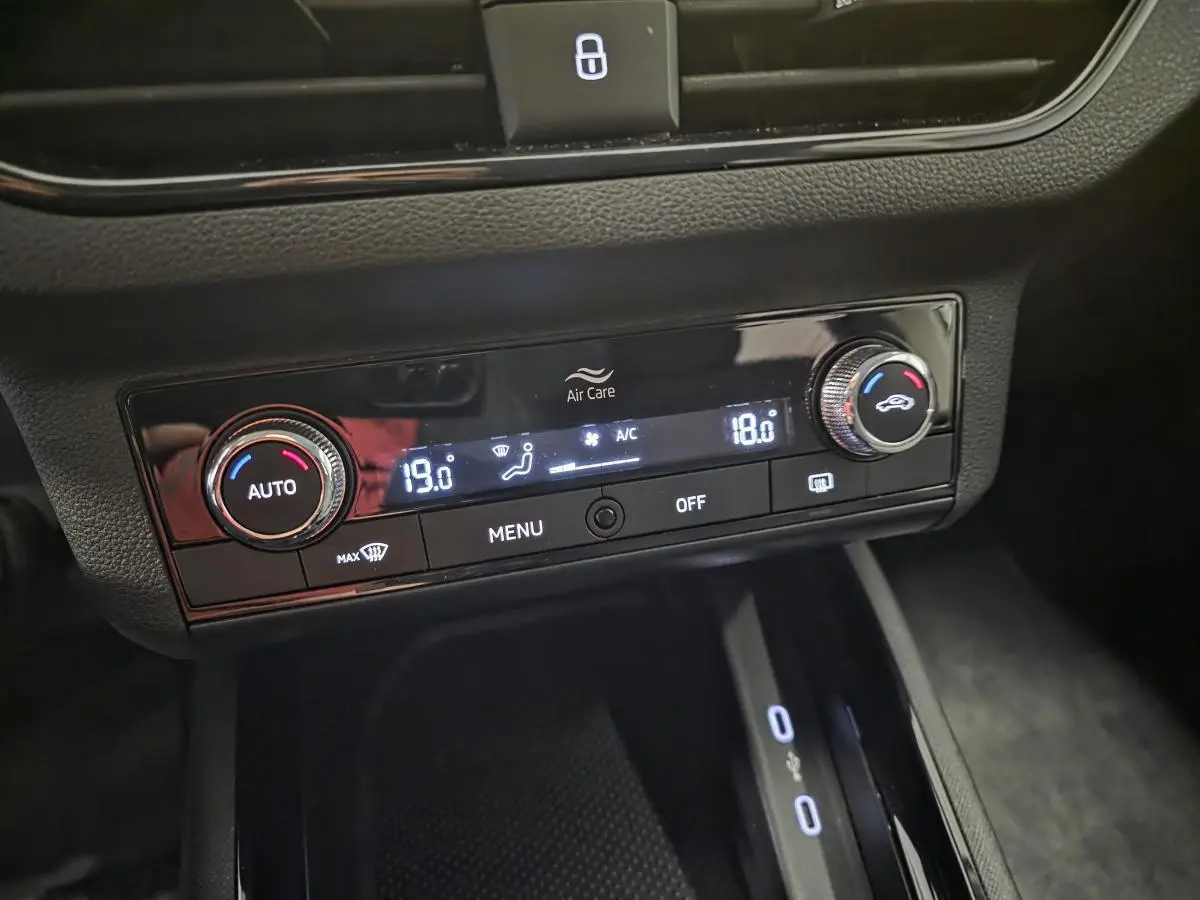 Détail de la console centrale du Skoda Kamiq 2023 avec commandes de climatisation automatique bi-zone et affichage digital.