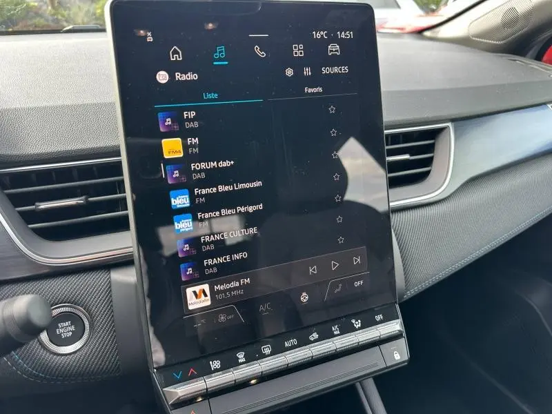 Vue rapprochée de l’écran tactile central du Renault Captur 2026 gris Rafale/Noir Étoilé affichant les options radio et climatisation.