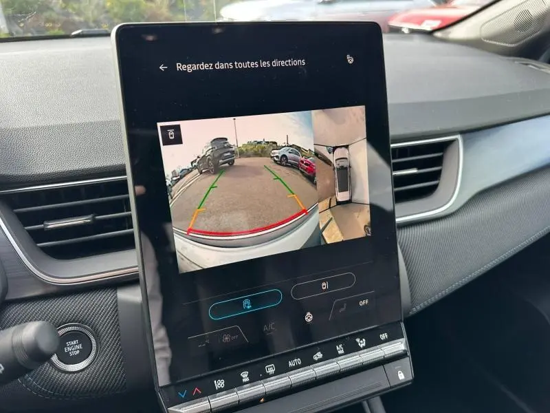 Vue intérieure du tableau de bord du Renault Captur 2026, écran tactile affichant la caméra de recul avec vue 360°, ambiance gris et noir.