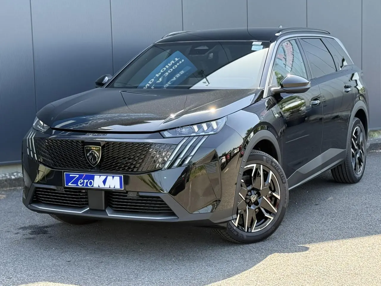 Peugeot 5008 Hybrid 145 GT noir Perla en 3/4 avant droit avec jantes alliage 19'' diamantées et calandre noire.