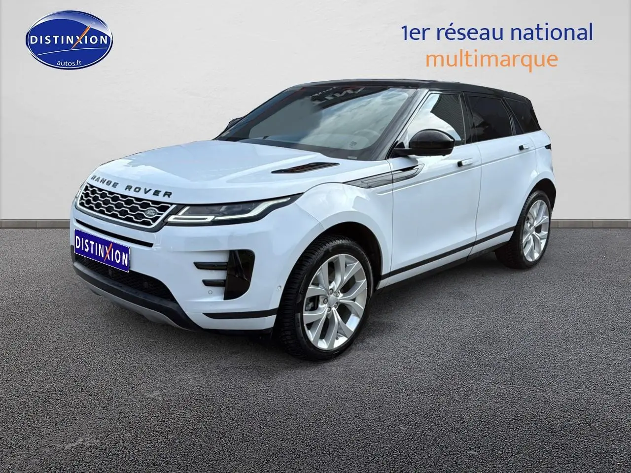 Range Rover Evoque blanc et noir vu en 3/4 avant droit sur fond neutre avec jantes alu et toit noir.