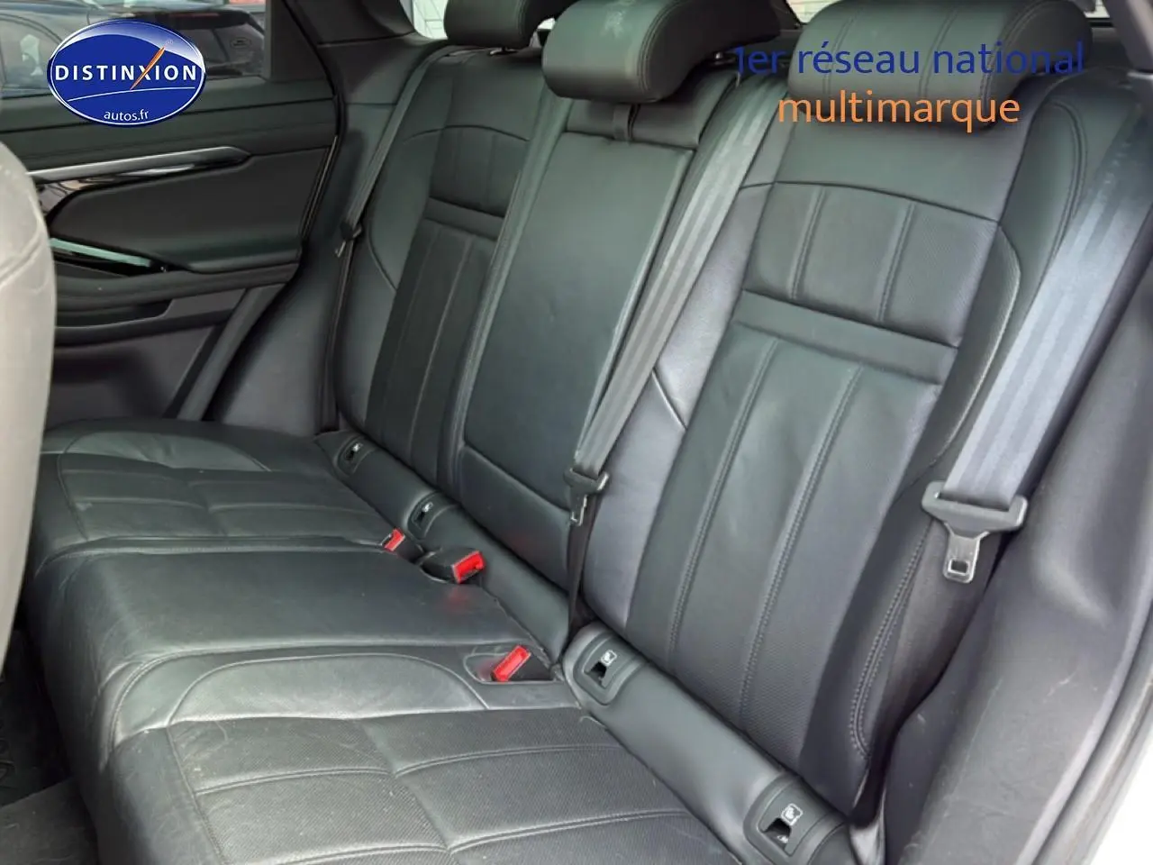Vue intérieure de la banquette arrière en cuir noir du Range Rover Evoque 2019, avec ceintures de sécurité visibles.