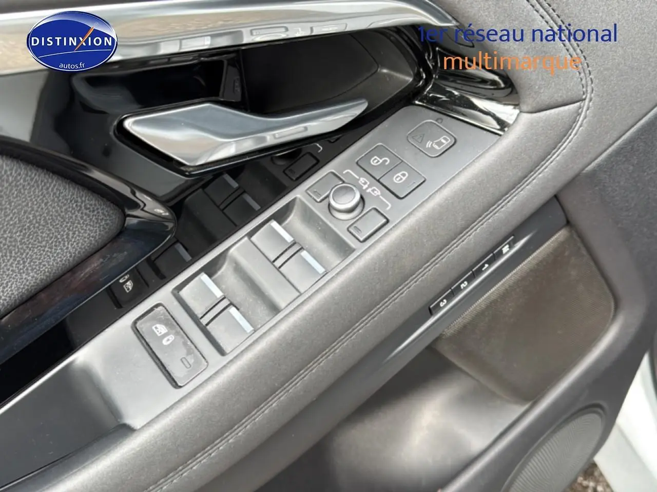 Détail de la porte côté conducteur du Range Rover Evoque 2019, avec commandes de vitres et rétroviseurs.