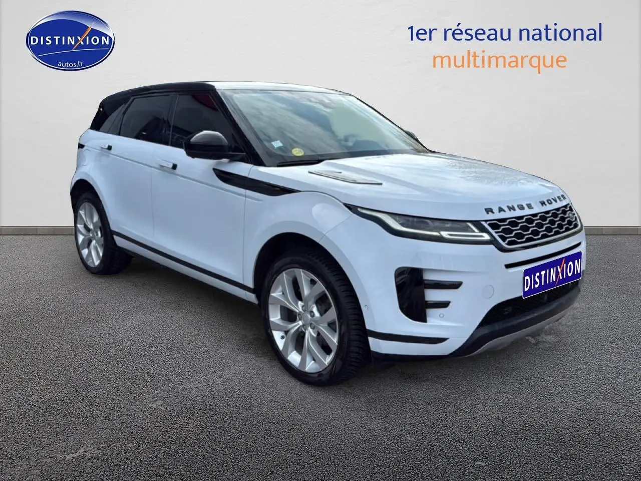Range Rover Evoque blanc et noir vue 3/4 avant droit, avec jantes alu et calandre distinctive noire.