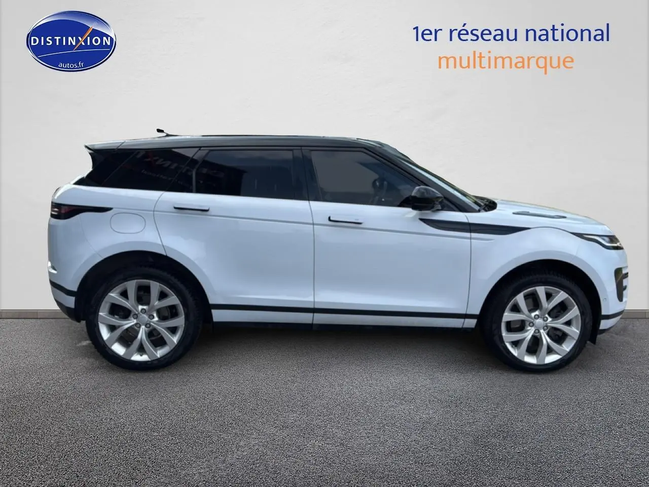 Profil droit d'un Range Rover Evoque blanc et noir de 2019 avec jantes alu et toit noir panoramique.