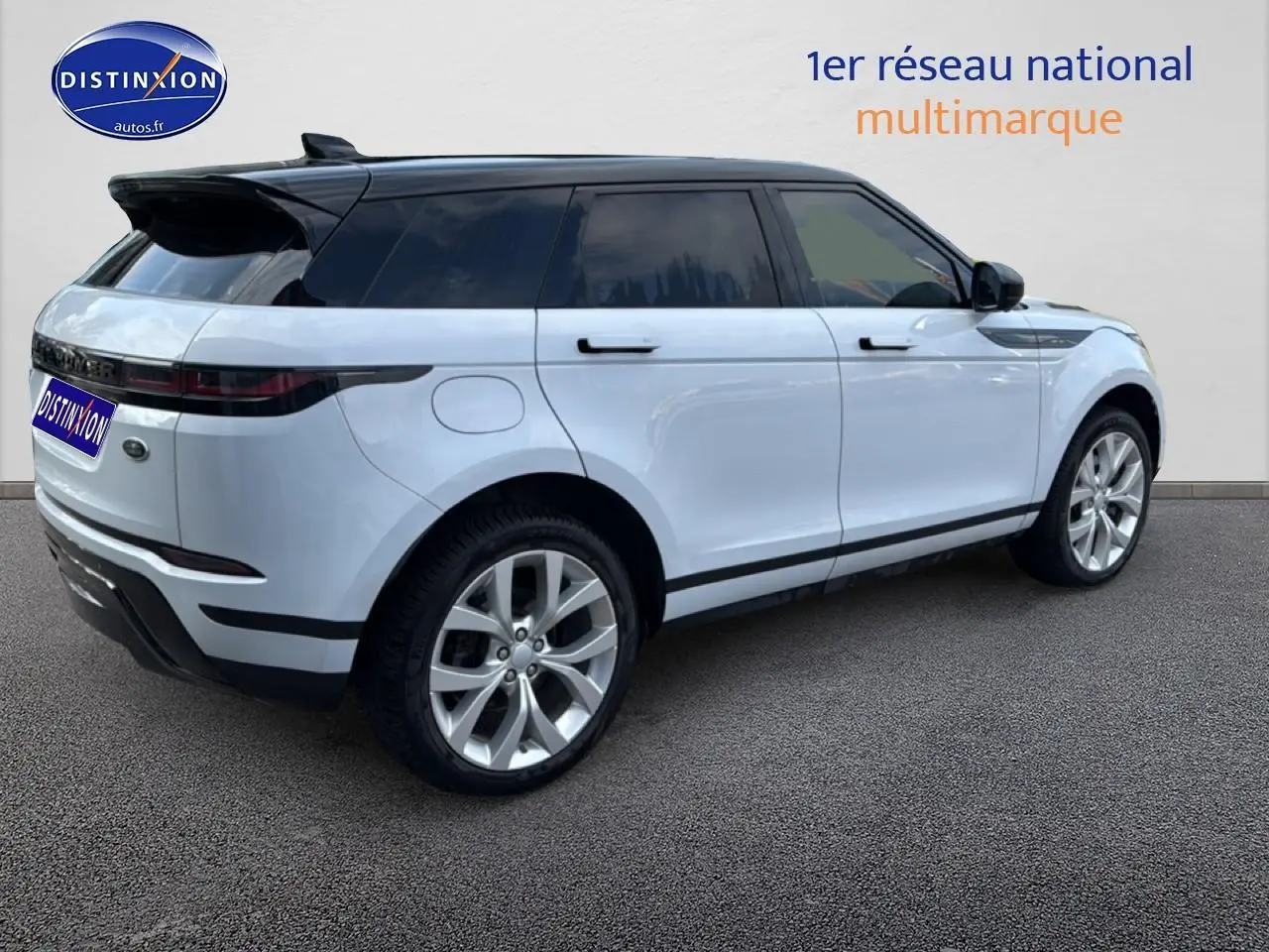 Range Rover Evoque blanc et noir vue 3/4 arrière côté gauche sur fond neutre.